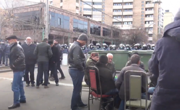 Все входы в здание парламента перекрыты: митингующие продолжают сидячий пикет (видео)