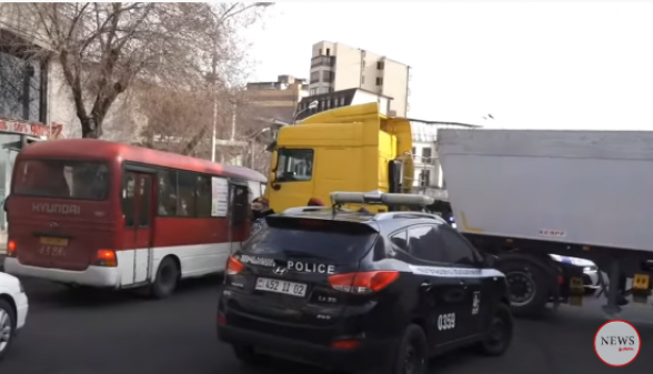 Требующий отставки Пашиняна гражданин перекрыл грузовиком улицу Прошяна