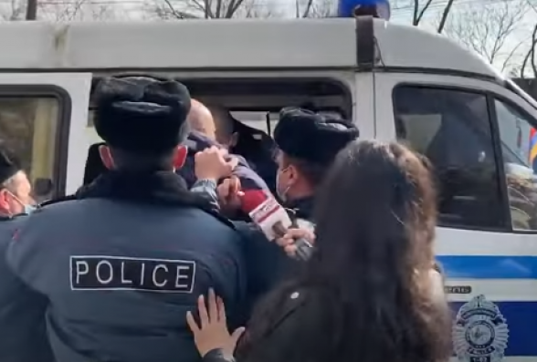 Полиция подвергла приводу протестующих, закидавших резиденцию президента мороженым