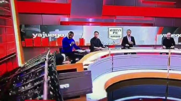 На журналиста во время эфира рухнул гигантский экран (видео)