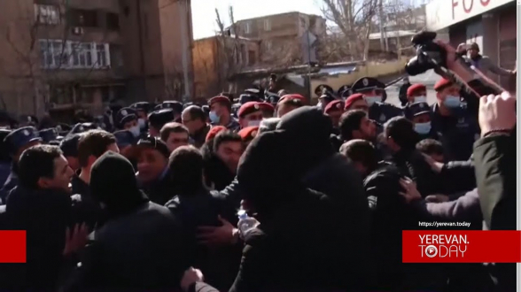 Потасовка между полицейскими и требующими отставки Пашиняна гражданами