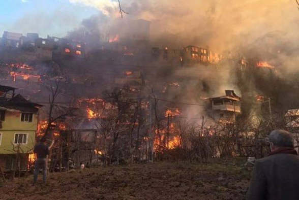 Թուրքական գյուղերից մեկում հրդեհը այրել է շուրջ 50 տուն. հրշեջները փորձում են հանգցնել կրակը