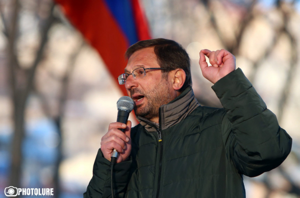 В 15:00 я буду со своей семьей у служебного входа в НС, чтобы спросить у проходящих через черный ход депутатов, сколько стоит их унизительная служба сдавшему земли