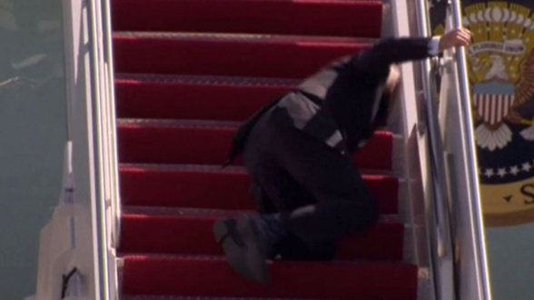 Джозеф Байден несколько раз споткнулся и упал на трапе