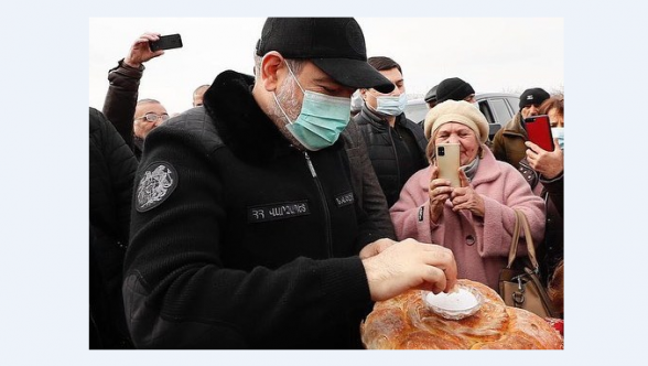 Встречающие никола с хлебом-солью – большие сволочи, чем никол и алиев