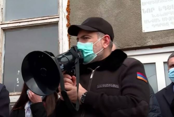 Так пусть займется вопросом пленных, почему он своими митингами мешает возвращению пленных?  