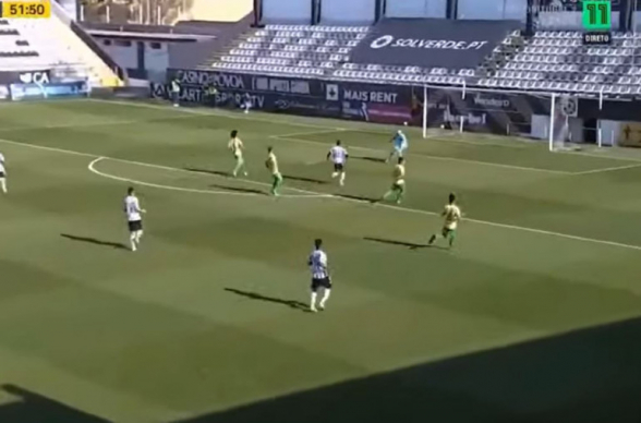 Португальский вратарь забил гол ударом через всё поле (видео)