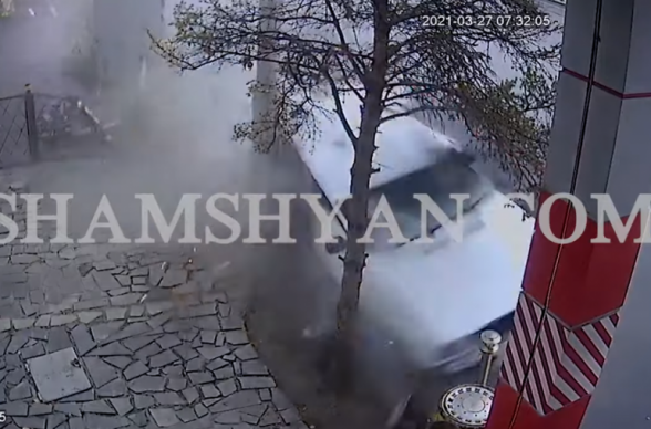 Ինչպես է Երևանում BMW-ն բախվում բենզալցակայանի մոտ կայանված «07»-ին, վերջինս էլ կողաշրջվում է