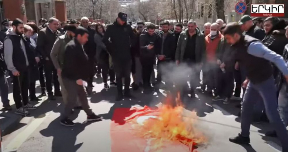 Члены АРФ «Дашнакцутюн» сожгли флаг Турции у здания Совбеза РА (видео)