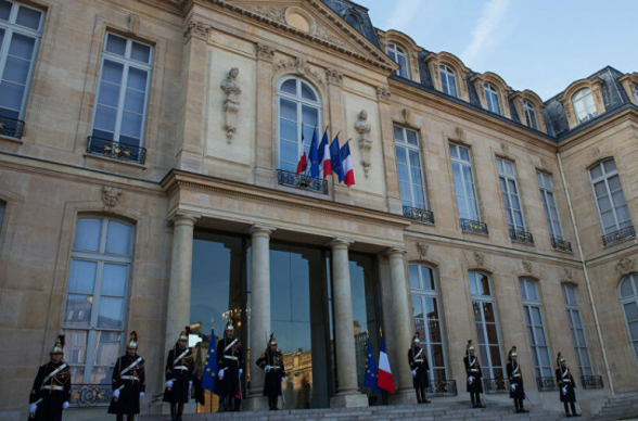 Мужчина с горящей бутылкой попытался прорваться во двор Елисейского дворца