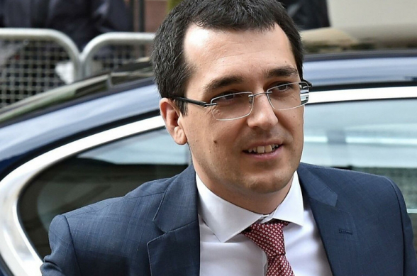 Главу Минздрава Румынии оштрафовали за неношение маски