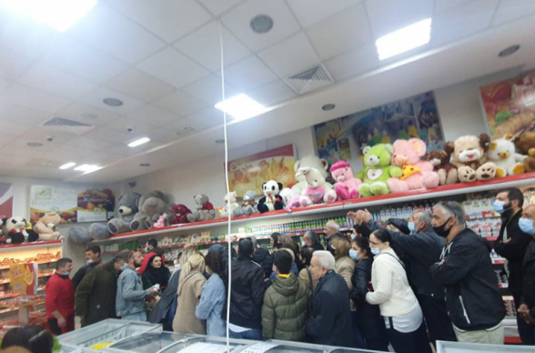Քաղաքացիները հերթ են կանգնում երևանյան սուպերմարկետում` մեկ տուփ ձու գնելու համար (տեսանյութ)