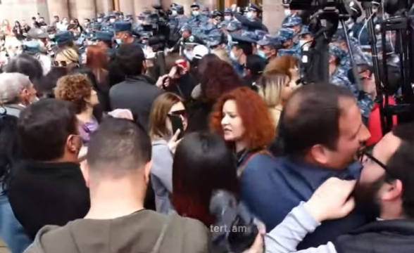 Կանայք  ձվերով հարվածեցին կառավարության շենքին և փորձեցին ներս մտնել․ լարված իրավիճակ էր, կան բերման ենթարկվածներ (տեսանյութ)