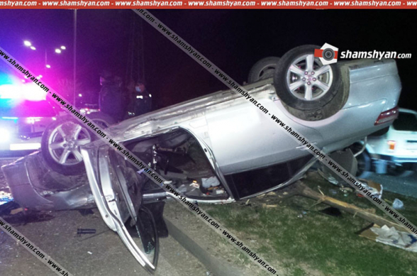 Toyota Camry-ն Մոնթե Մելքոնյան փողոցում տապալել է երկաթե էլեկտրասյունը և գլխիվայր հայտնվել կանաչ գազոնում, 6 անչափահաս տեղափոխվել է հիվանդանոց