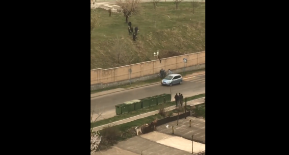 Ինչպես են ՊՆ աշխատակիցները պարսպի վրայով թռնում