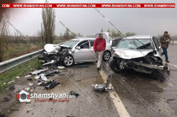 Արարատի մարզում Nissan Tida-ն բախվել է երկաթե արգելապատնեշներին, կոտրել դրանք, հայտնվել հանդիպակաց գոտում և ճակատ-ճակատի բախվել Toyota Camry-ին. կան վիրավորներ