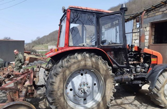 Ադրբեջանական կողմը կիրառել է գնդացիր, ինչի հետևանքով ջարդվել է Վ.Հարությունյանին պատկանող տրակտորի ձախ կողմի ապակին. Արցախի ՆԳՆ