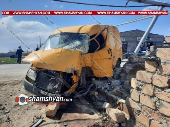Արարատի մարզում 22-ամյա վարորդը Ford Transit-ով բախվել է շինության պատին, այնուհետև գազատար խողովակի հենասյանը, վարորդը հիվանդանոցի ճանապարհին մահացել է