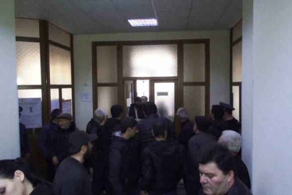 Շիրակի մարզից գերեվարվածների հարազատները փակել են մարզպետարանի մուտքը