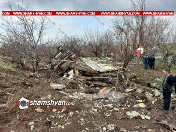 Ուշիի ոլորաններում «Նատախտարի» լիմոնադով ու գարեջրով բարձված DAF բեռնատարը կոտրել է երկաթե արգելապատնեշներն ու գլխիվայր հայտնվել բնակչի հողամասում. փրկարարները մետաղե ջարդոնի վերածված ավտոմեքենայի մեջ որոնում են վարորդին