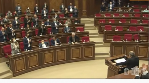 Ուրա՞խ են, որ Արցախը հանձնել են ու այսքան զոհ ունենք․ Փաշինյանի ելույթից հետո նրան ծափահարել են (տեսանյութ)