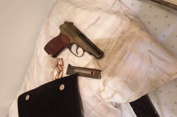 Երևանի Ռուսթավելու փողոցում գտնվող տանը հայտնաբերվել են «Մակարով» ատրճանակ ու փամփուշտներ, մարիխուանայի նմանվող զանգված, 40-ից ավելի կանեփի թուփ․ 38-ամյա տղամարդը ձերբակալվել է (տեսանյութ)