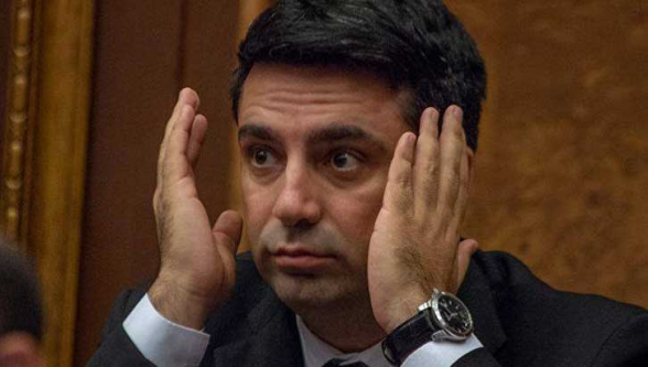 էս գյադուն մարտի 1-ի դեպքերով ոստիկանություն են տանում, բաժնում սա սկսում ա լացել, թե ինձ չծեծեք, Քոչարյանի տղու ընգերն եմ