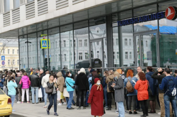 В Москве сотни людей выстроились в очереди у офиса «Turkish Airlines» (видео)
