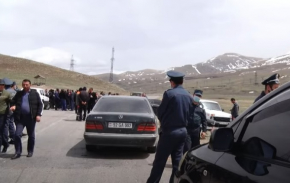 Սոթքի ոսկու հանք տանող ճանապարհը և երկաթգիծը փակ են. աշխատակիցների բողոքի ակցիան (տեսանյութ)