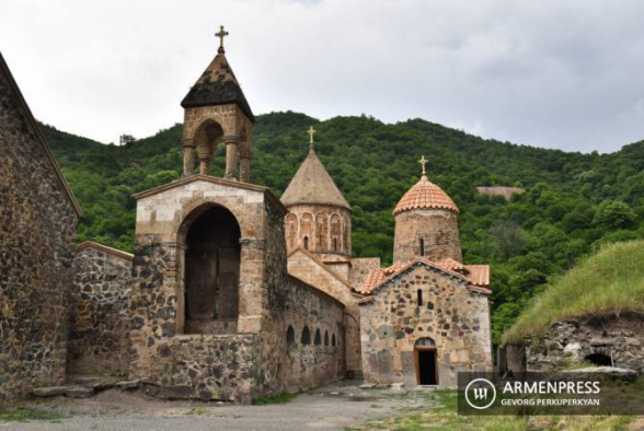 Российские миротворцы сопроводили армянских паломников в монастыри Амарас и Дадиванк