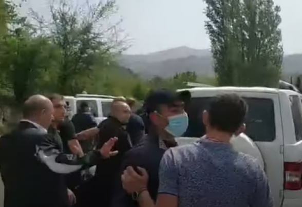 Сюникцы порвали одежду начальника Госслужбы охраны Саркиса Ованнисяна