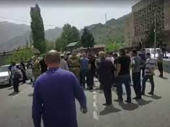 «Արա, սիկ...ր եղի, Նիկոլ». ռեստորանից դուրս եկող Փաշինյանը հեռացավ սյունեցիների հայհոյանքների ու սուլոցների ներքո