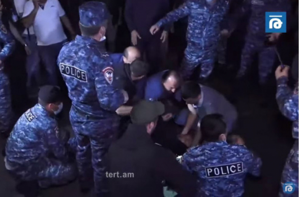 Одному из полицейских, стоящих в оцеплении, стало плохо