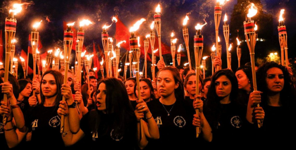 Факельное шествие в Цицернакаберд (видео)