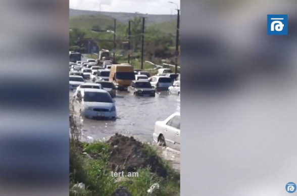 Нубарашенское шоссе ушло под воду