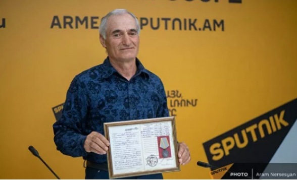 В Ереване сыну ветерана вручили медаль, потерянную 77 лет назад в Крыму (видео)