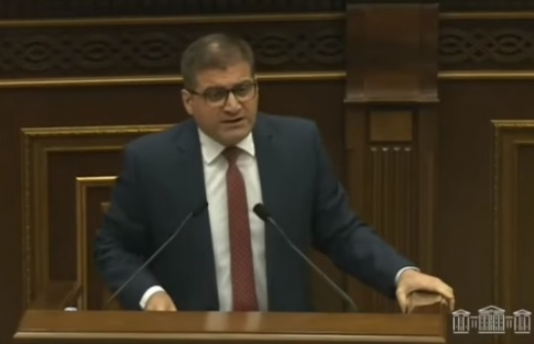 Էս բանակից թռած, սեփական մոր դեմ ցուցմունք տված, ընկերոջ ընտանիքի փաստաթղթերը գողացած եսիմինչը ԱԺ ամբիոնից մեղադրում է հազարավոր հերոսաբար զոհեր տված բանակին, վիրավորներին, անհետ կորածներին (տեսանյութ)