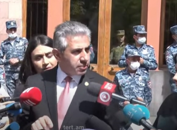 ՍԴ աշխատակազմի նախկին ղեկավար Էդգար Ղազարյանը Կառավարության դիմաց է․ նա Փաշինյանին հրավիրել էր՝ հանրայնորեն քննարկելու վերջինիս գործունեության սահմանադրականության հարցը (տեսանյութ)