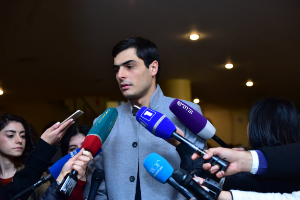 Նոյեմբերի 10-ին ինքնասպան չեղած մարդիկ շարունակում են «կրթական բարեփոխումները»