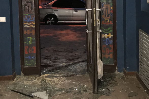 Ոչ սթափ վիճակում գտնվող կինը կոտրել է Գեղարվեստի ակադեմիայի մուտքի դուռը, ապակիները ներս նետել, վնասվածքներ ստացել ու փախել