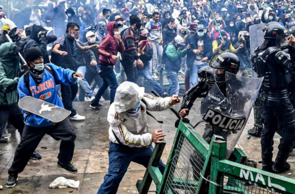 Протестующие попытались прорваться в здание Конгресса Колумбии