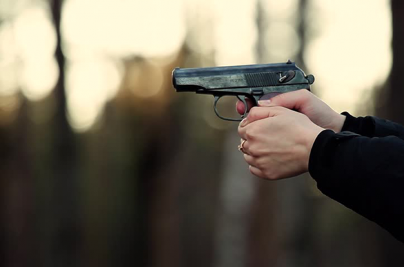 Երևանի Բաբաջանյան փողոցում 36-ամյա կինը ավտոմեքենայի մեջ վիճաբանել է իրեն ծանոթ տղամարդու հետ, ապա ատրճանակից կրակոցներ արձակել