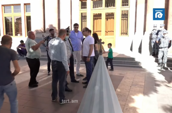 Մենք ցանկանում ենք Ղազանչեցոցի գմբեթն այսպես տեսնել․ «Պատիվ ունեմ» դաշինքի երիտասարդները Կառավարության դիմաց Շուշիի Մայր տաճարի գմբեթի մակետն էին բերել (տեսանյութ)