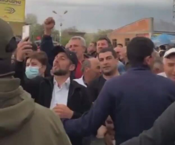 «Իմ վրա պահի, իմ վրա պահի, իմ վրա կպահես». Ալեն Սիմոնյանը հեռախոսը փոխանցում է օգնականին ու նետվում մարտունեցիների մեջ՝ տեսախցիկի առջև ողջագուրվելու (տեսանյութ)