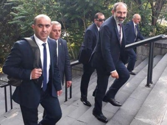 Ի՞նչն է ապշեցրել Նիկոլ Փաշինյանի «ուսապարկ բռնողին»․ «Փաստ»