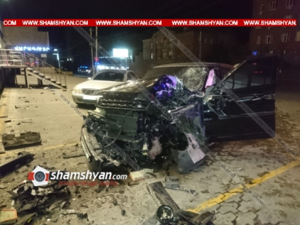 Երևանում բախվել են Տավուշի Ճանշինի փոխտնօրենի Range Rover-ն ու «Բեթ Քոնստրակտ» ՍՊԸ-ի բուքմեյքերի Infiniti-ն, Range-ն էլ բախվել է պատին. կա վիրավոր
