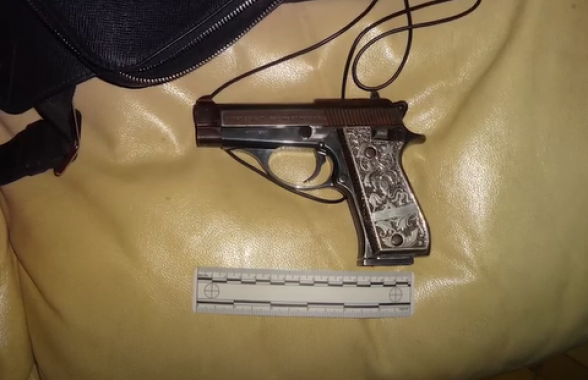 Ոստիկանության ծառայողները Ձորաղբյուրի առանձնատներից մեկում հրազեն են հայտնաբերել (տեսանյութ)