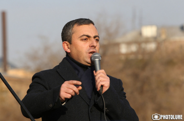 Вражеские силы стараются урвать у этой капитулянтской власти все возможное