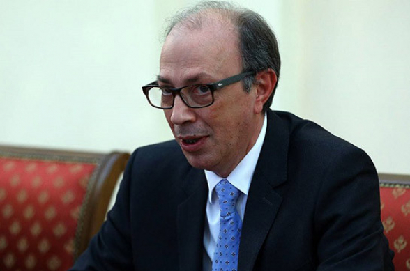 Արա Այվազյանը կիսատ թողեց կառավարության նիստը ու արագ դուրս եկավ