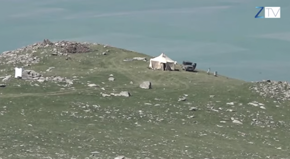 Враг окружил Черное озеро, продвинулся на 3-4 км, расположился на выгодных позициях, откуда просматриваются дороги Гориса (видео)